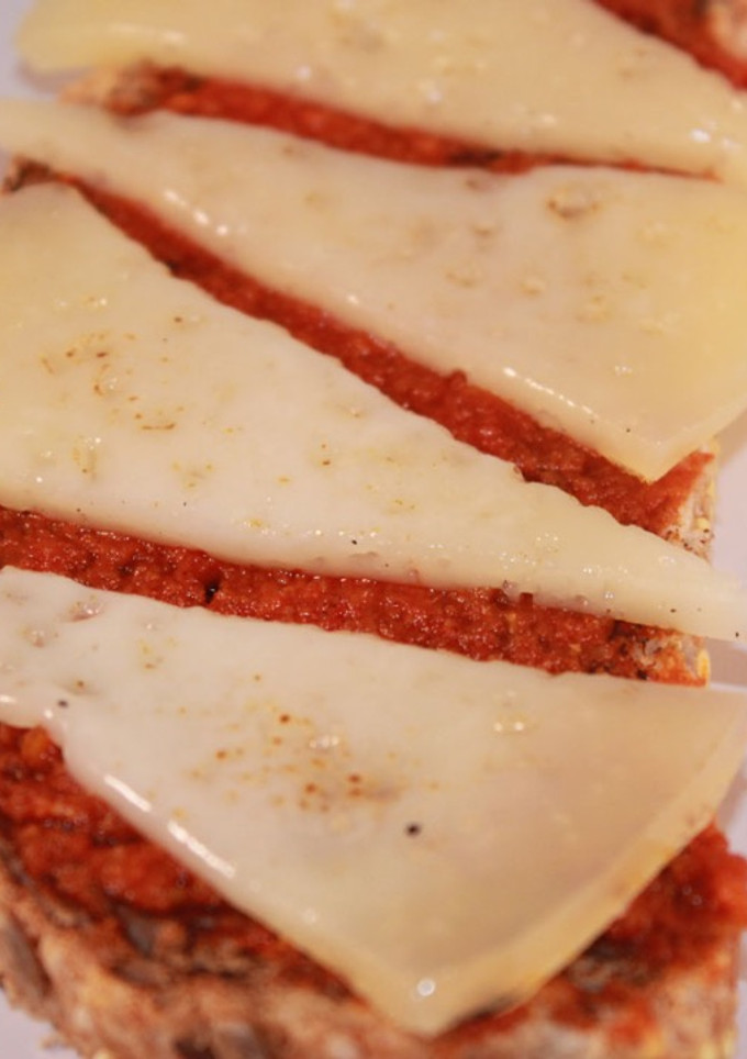 Una foto de Tuesta de sobrada con queso