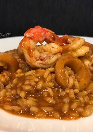 Una foto de Arroz meloso de gambones y calamares