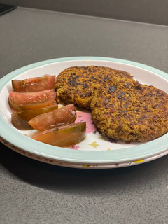 Una foto de Hamburguesas de lentejas con carne perfectas para niños como Miguel y Leonor