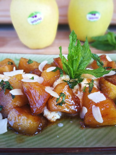 Una foto de Mató con manzana caramelizada al vermut
