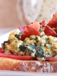 Foto principal de Huevos Revueltos con Escarola en Tosta con Crujiente de Jamón