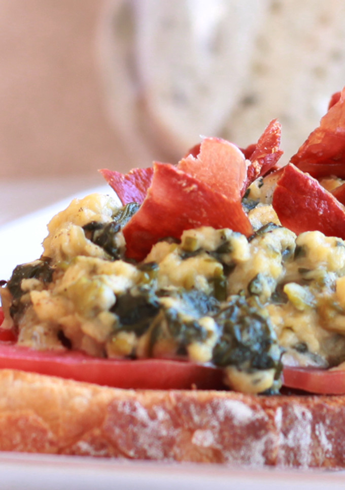 Una foto de Huevos Revueltos con Escarola en Tosta con Crujiente de Jamón