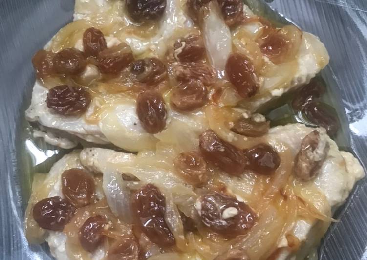Atún encebollado con pasas