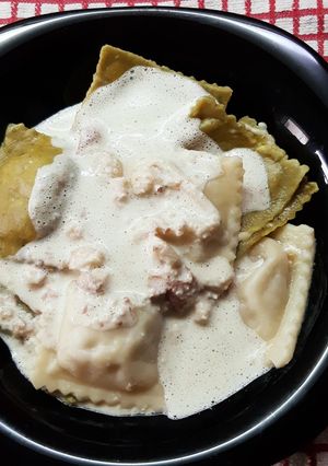 Una foto de Ravioles con salsa cremosa de ajo y frutos secos 🧄