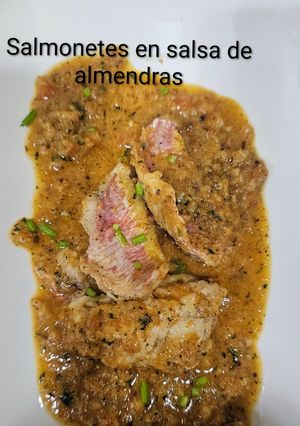 Una foto de Salmonetes en salsa de almendras