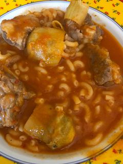 Una foto de Aletría con alcachofas y costillejas