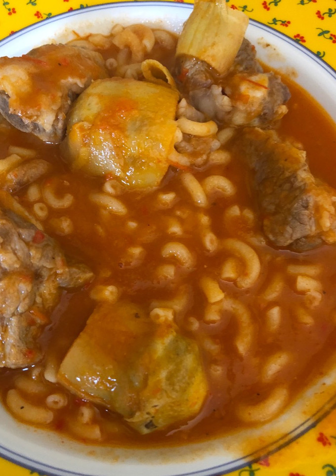 Una foto de Aletría con alcachofas y costillejas
