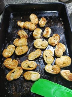 Una foto de Palmeritas fáciles con tapa de pascualina de hojaldre
