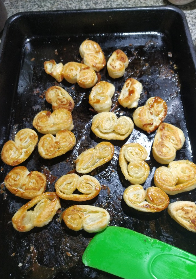 Una foto de Palmeritas fáciles con tapa de pascualina de hojaldre