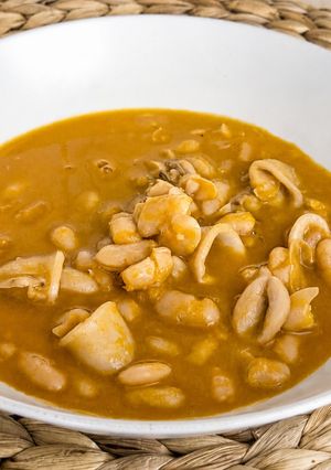 Una foto de Alubias con Chipirones