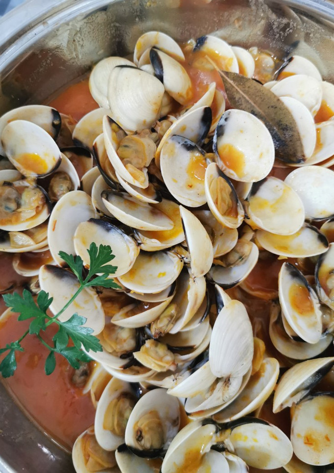 Una foto de Almejas en salsa🍵