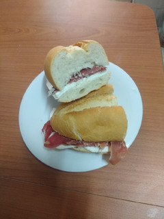 Una foto de Bocadillo de jamón serrano y queso tierno