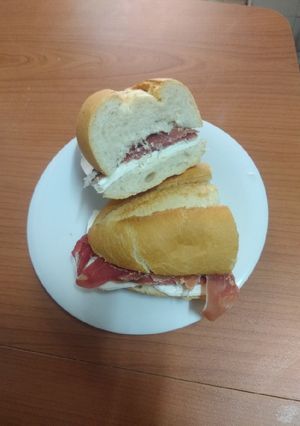Foto principal de Bocadillo de jamón serrano y queso tierno