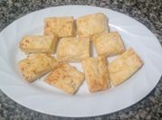 Una foto de escones de queso sin horno
