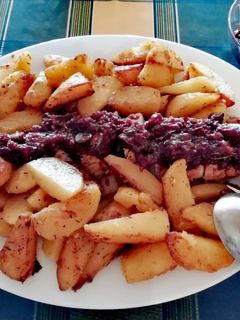 Szűzpecsenye áfonyamártással, füszeres burgonyával recept fotója