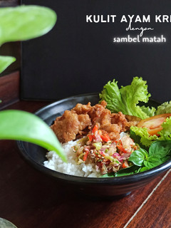 Foto resep Kulit ayam krispi dengan sambel matah