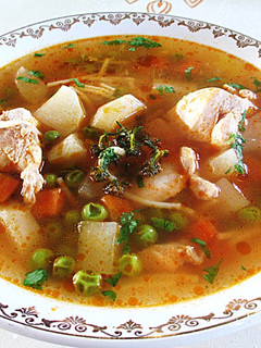 Una foto de Sopa con pechuga de pollo y hortalizas