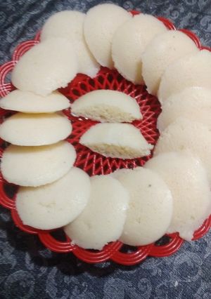 રવા ની ઈડલી (Rava Idli Recipe In Gujarati) રેસીપી મુખ્ય ફોટો