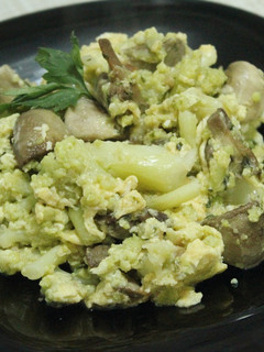 Una foto de Huevos revueltos con champiñones y brécol