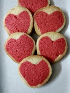 ভ্যানিলা হার্ট ক্যুকিজ (vanilla heart cookies recipe in Bengali) রেসিপির প্রধান ছবি