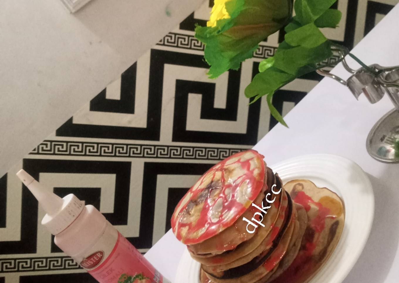 Banana strawberry pancake