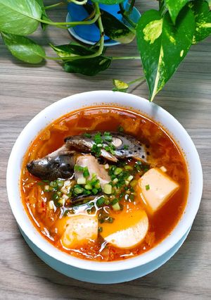 Hình của món Canh kim chi đầu cá hồi.