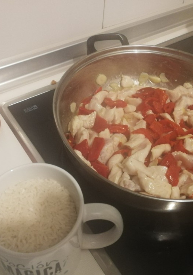 Una foto de Arroz con pollo y pimientos al ajillo