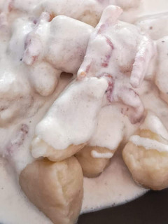 Una foto de Ñoquis a la carbonara