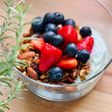 💚 Granola avec skyr, fraises et myrtilles (plat végétarien)