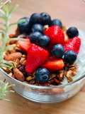 💚 Granola avec skyr, fraises et myrtilles (plat végétarien)