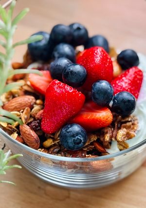 Une photo de 💚 Granola avec skyr, fraises et myrtilles (plat végétarien)