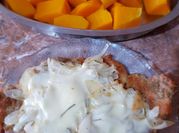 Una foto de pechugas de pollo al horno