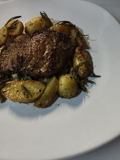 Una foto de Filete al perejil con papas rústicas