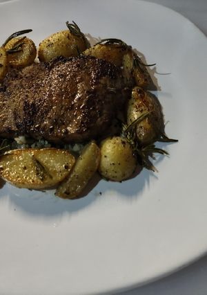 Una foto de Filete al perejil con papas rústicas