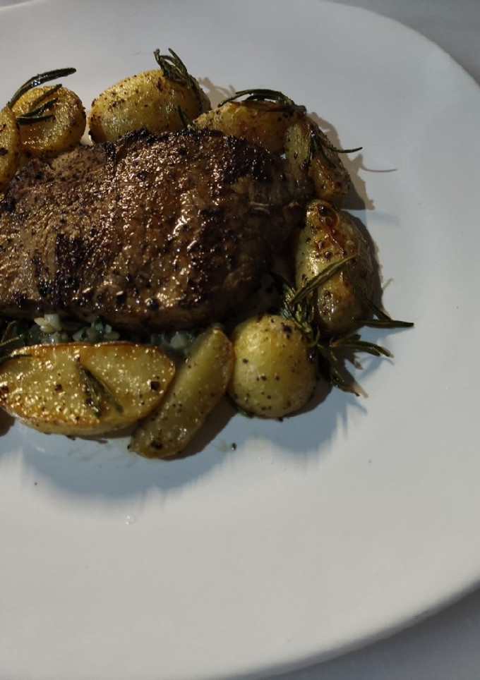 Una foto de Filete al perejil con papas rústicas
