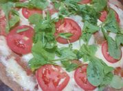 Una foto de pizza de rúcula