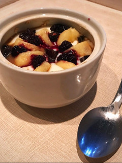 Una foto de Desayuno de avena, banana, yogur y ciruelas pasas diferente! Delicioso y saludable