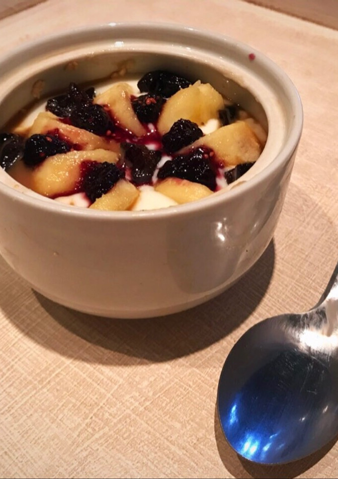 Una foto de Desayuno de avena, banana, yogur y ciruelas pasas diferente! Delicioso y saludable
