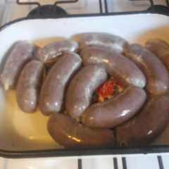 Una foto de Chorizos Caseros con hongos y tomates secos
