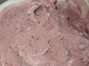 Una foto de helado de queso philadelphia con fresa