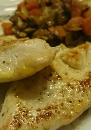 Una foto de Pechuga de pollo fileteada con verduras