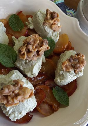 Una foto de Manzanas caramelizadas con queso de untar y té Matcha