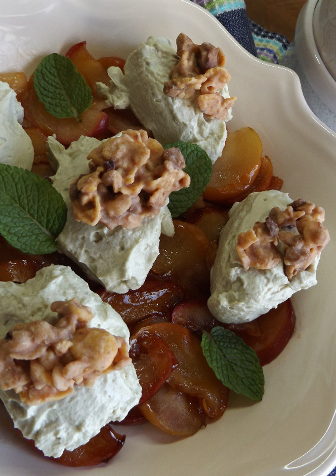 Una foto de Manzanas caramelizadas con queso de untar y té Matcha
