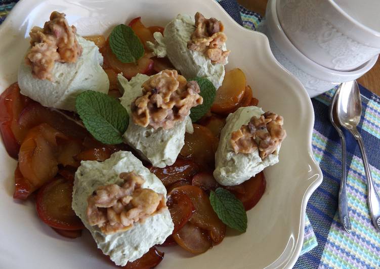 Manzanas caramelizadas con queso de untar y té Matcha