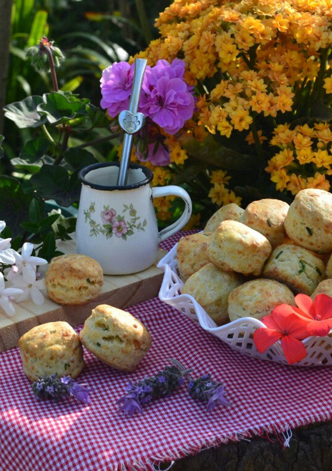 Una foto de Scones de parmesano, queso azul y ciboulette😃