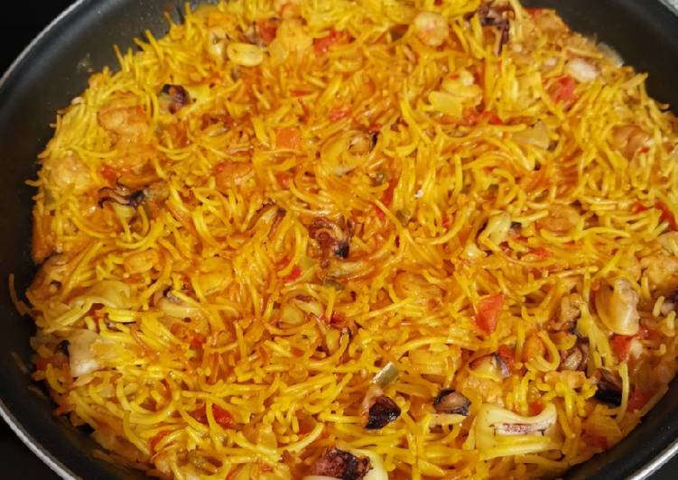Fideuá de calamares y gambas