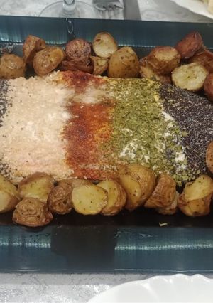 Una foto de Trucha salmonada con distintos condimentos