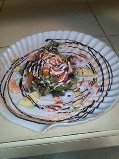 Una foto de Ensalada aguacate y langostinos