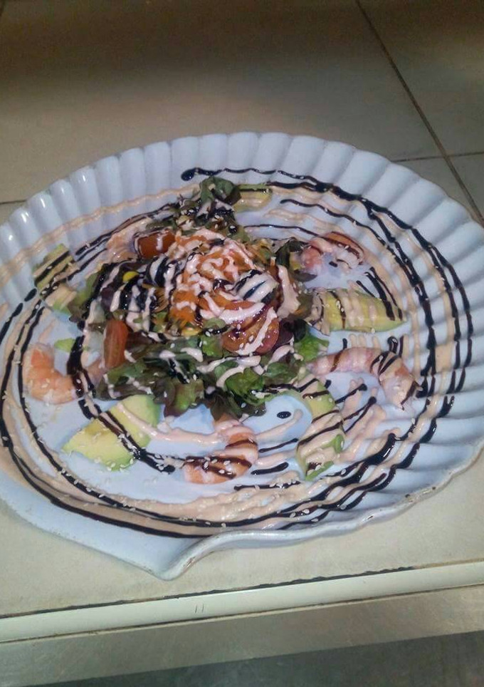 Una foto de Ensalada aguacate y langostinos