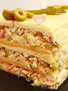 Una foto de Pastel frío de atún con pan de molde